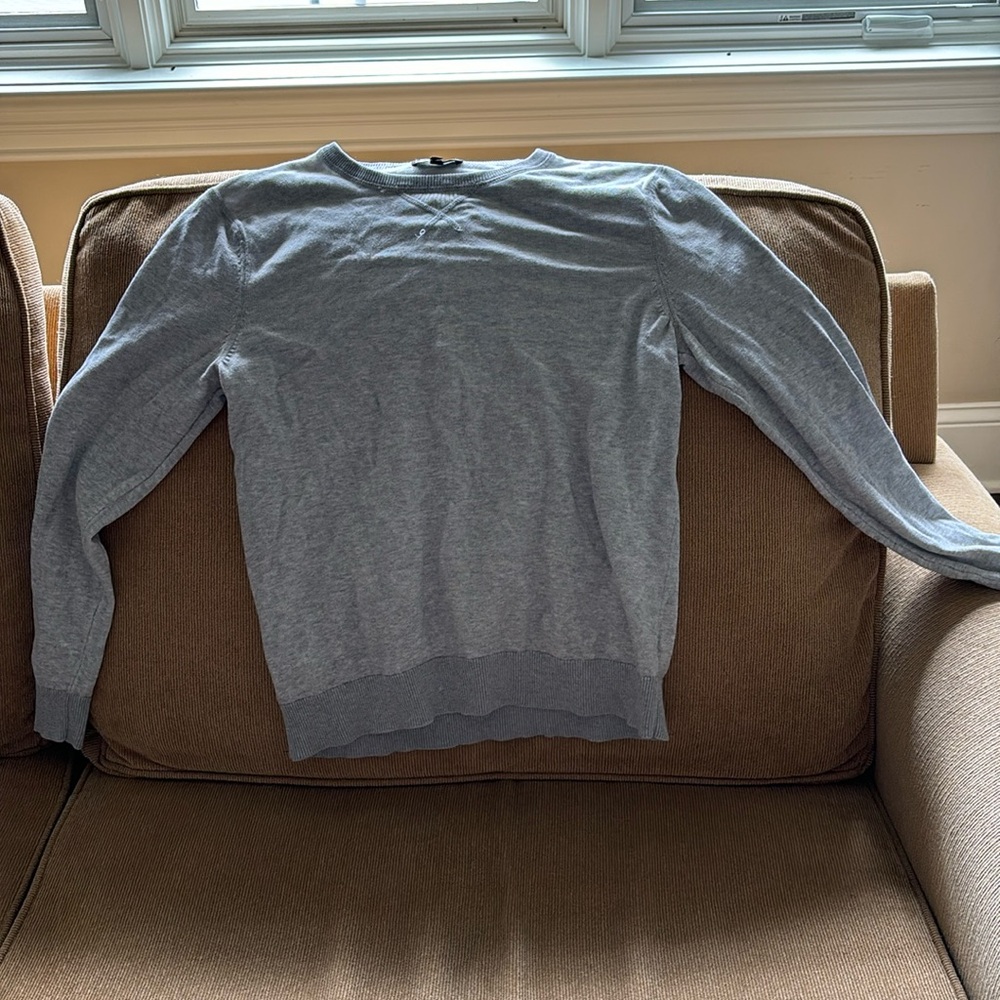 hi i am selling a men’s gray crewneck sweater from express in size medium